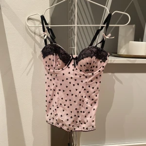 Korsett  - Måste tyvärr sälja denna som jag köpt i barcelona 💕står ingen storlek men skulle säga 75A/B