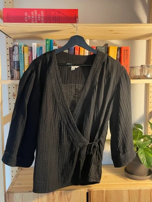 Omlottblus - Blus med knytning i sidan 