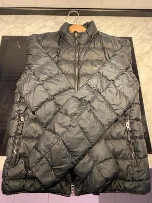 GANT JACKA! - Jag säljer min snygga gant jacka som jag har växt ur. Pris är diskuterbart vid snabb affär. affär sker i sthlm innerstad.