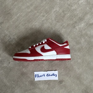 Nike dunk low usc - Nike dunk low usc  Ds med online kvitto (självklart äkta) Storlek 42,5   Först till kvarn!  Om ni har några som helst frågor eller funderingar så är det bara att skriva! 