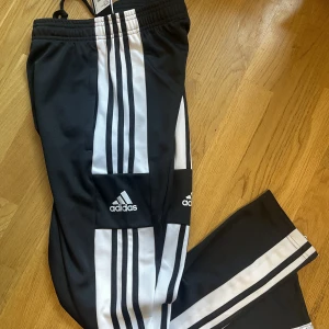 Adidas byxor - Helt oanvända i damstorlek L men passar herr i S