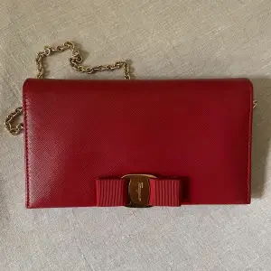 Red Saffiano Leather Embossed Logos Removable chain with clasps  Serial Number included  Interior 7 Card Insert, 2 Bill Inserts, Snap Flap Pocket,Removeable Gold Chain Strap Some marks in the hardware and lining Overall Very Good Made in Italy 19.5 x 11CM