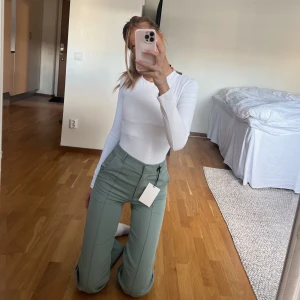 Helt nya madlady byxor - Helt nya byxor från Madlady.  Storlek 34, längd 32. Superfina till våren!!😍 Nypris 599kr