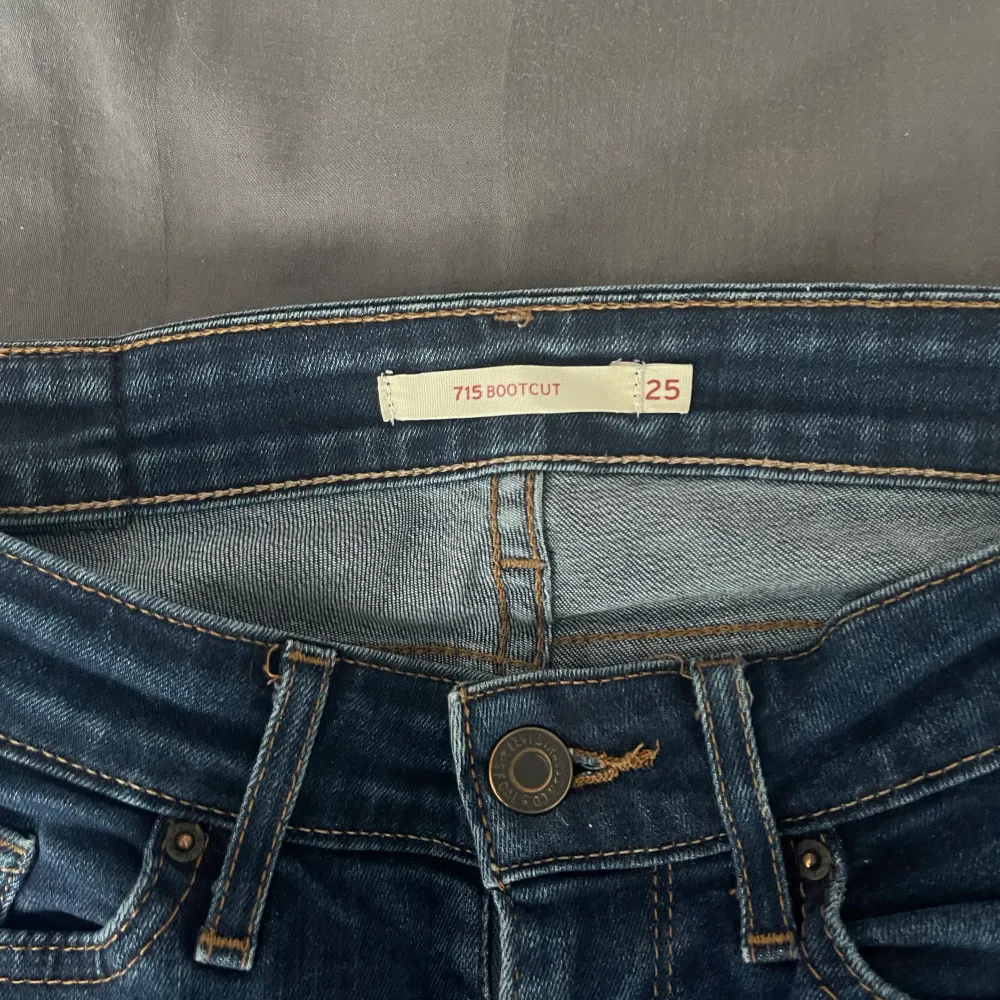 Ett par bootcut jeans från Levis i strl 25 som tyvärr blivit för små för mig💕. Jeans & Byxor.
