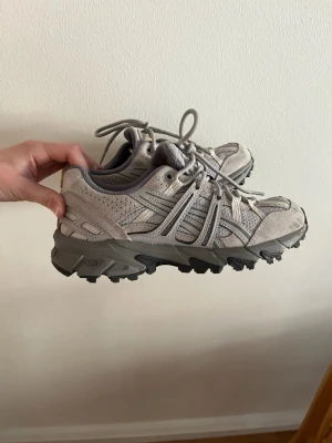 Nya asics - Pga för stora för mig så säljer jag dessa super fina asics!