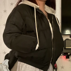 Pufferjacka - Säljer denna fina jacka då den tyvärr är för kort i ärmarna🖤Köptes från thekawaiishoppu för nått år sen för runt 500-600kr🖤Den finns tyvärr inte kvar i sortimentet så kan inte kolla upp de exakta priset🖤Luvan är avtagbar🖤SPÅRBAR FRAKT 