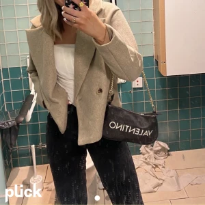 kort kappa - säljer min sjukt snygga beiga kappa💓✨🫶🏼 köp direkt för 750kr