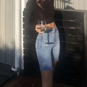 Jeansshorts  - Jeansshorts från H&M som tyvärr inte passar mig längre.  Väldigt bra skick!   Köparen står för fraktkostnaden.