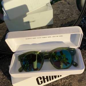 Super snygga gröna solglasögon från chimi i färgen kiwi!! Modell 003 med spegelglas! Liite repiga men verkligen inget som syns!💚första bilderna är lånade