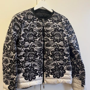 Unik moncler jacka  - Köpt för 8000kr och knappt använd. 