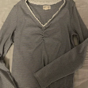 Holy&White tröja  - Storlek M sitter lite tajt, nytt skick