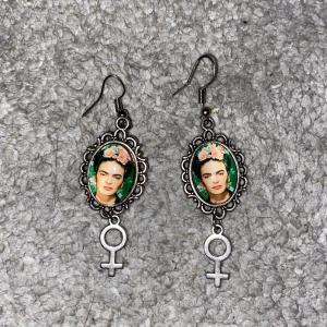 Frida Kahlo örhängen  - Ej silver, bra skick ✨Frakt 15kr ej spårbart via köp i chatten, 29kr spårbart i köp via ”köp nu”