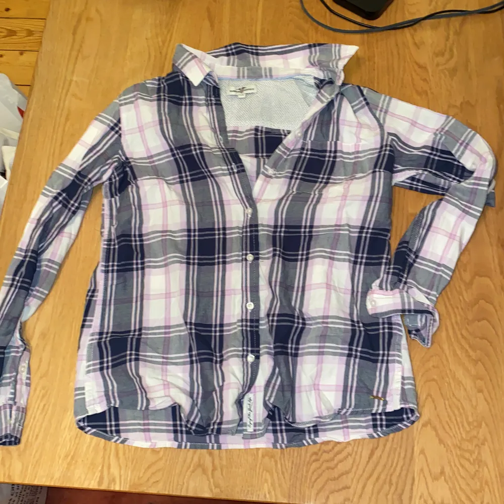Jättefin rosa, lila, svart, grå, vit Hampton Republic skjorta! Flanell (Rutig) skjorta som är supersnygg till mörka jeans! Säljes pga ingen användning. Skjortor.