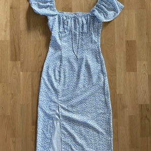 Blommig klänning - En fin lång sommarklänning med slits. Ca 95 cm lång (under knäna). Är i bra skick och använd ett fåtal gånger😊120 kr + frakt, hör av er om ni är intresserade💗✨