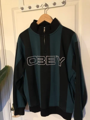 Obey sweatshirt - Tycker den är riktigt snygg men är tyvärr för liten så har inte blivit använd på ett bra tag