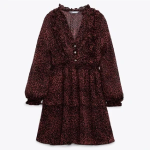 Röd leopardmönstrad klänning zara - Röd leopardmönstrad klänning från zara, säljs ej mer. Fint skick❤️