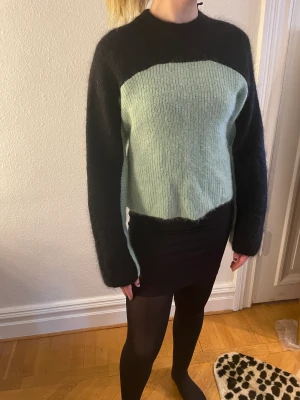 Stickad tjocktröja i mohair - Varm Stickad tröja från &OtherStories med 50% mohair.  Stl.S. Färg: svart/mintgrön