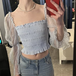 Ljusblå topp - Ljusblå topp med små stjärnor på, från Bik Bok. Känns lite plastig i materialet men känns fortfarande bra☺️ Aldrig använd💕 Köpte den för 75kr men säljer för 50kr