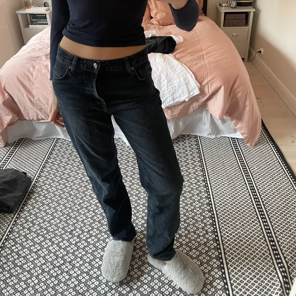 Säljer dessa mid Rise jeans från asos! Den perfekta grå svarta färgen och mycket långa, jag är 177cm lång. Jeans & Byxor.