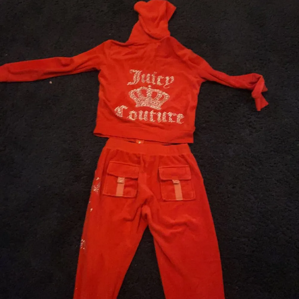 Jätte fint och skön juicy tracksuit i storlek S. Säljer på grund av att den blivit för liten för mig. I jätte bra skick och om du är intresserad skickar jag gärna mer bilder ( du står för frakten). Jag köpta själv hela för 1700 men sänker nu priset. Övrigt.