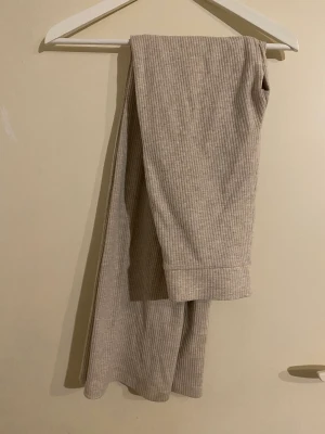 Mjukis - Så gosigt mjukissett från NA-KD i storlek xs. Säljer då de inte kommer till användning🤎🤎