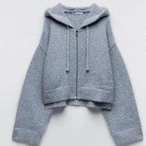 Stickad hoddie - Superfin blå stickad hoddie från zara🦋 endast testad, prislappen sitter kvar!! 