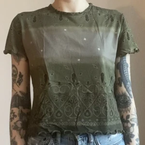 Grön vintage T-shirt  - Grön vintage T-shirt   Har ingen storleks lapp men passar som en xs 