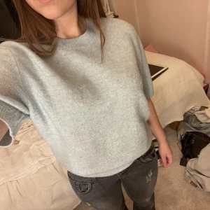 Stickad t-shirt - Super fin stickad t-shirt från hm i turkost, bra skick