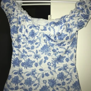 Blommig Topp Nelly  - Super fin topp från Nelly 