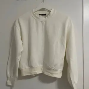 Super fin vit sweatshirt från Zara i storlek XS.