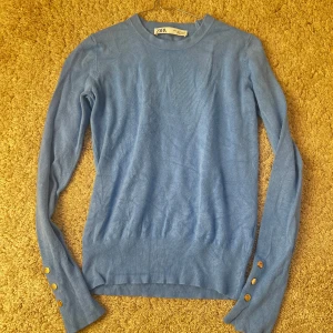 Zara tröja  - Superfin klarblå tröja ifrån zara med världens mjukaste material. Tröjan är varsamt använt!❤️ (lite ostruken bara)