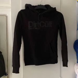 Dirtcult hoodie - Säljes pågrund av att den inte används på ett bra tag.  ❗️obs. Har lagt ut den på vinted oxå❗️
