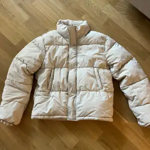 Beige pufferjacka från Gina Tricot. Inga fläckar och sparsamt använd. Nypris 499:-