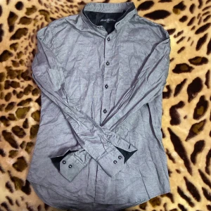 skojorta - En fin skjorta med grå färg, passar väldigt bra de som älskar skjortor