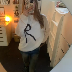 stickad tröja - säljer min super sköna o trendiga stickade tröja, är precis som ny eftersom aldrig användt. Köptes i London i maj från märket Subdued, men råkade köpa i fel storlek! ❣️Den är super fint stickad och nypris är 770kr därav priset! Älskar verkligen den 💘 