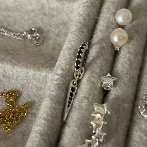 MINI TAGG MED ZIRKONER L8h örhänge spik 💝 - Aldrig använd (använder guld) 💕 köpt för 400kr! Man får med box såklart. 