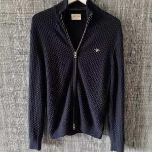 Gant Hel Zip - Säljer nu min gant helzip då den inte kommer till användning || nästan aldrig använd || skick 10/10 || passar mellan 170-185cm || köptes på pondus så kvitto finns || hör av dig vid frågor eller funderingar! ||