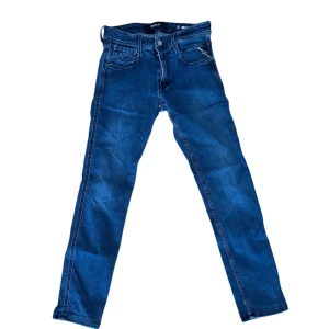 Replay anbass jeans  - // Replay anbass jeans | Storlek W28/L30 | Benlängd: 90cm / Midja: 37cm | Nypris runt 1800kr | Kontakta för fler frågor eller funderingar // Deluxecloset 