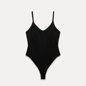 zara body oanvänd - oanvänd, klippte tyvärr bort alla lappar så måste sälja den. 