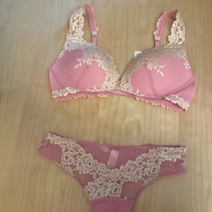 Intimissimi underkläder  - Trosorna storlek S/M. Bh 75-85 B. Helt oanvända såklart. Hela setet för 400 eller 350 för bh:n och 150 för trosorna. Nypris 499 + 219. Hör av er vid frågor😊