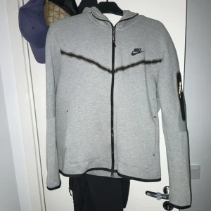 Nike tech fleece - Säljer min gråa nike tech som är i bra skick