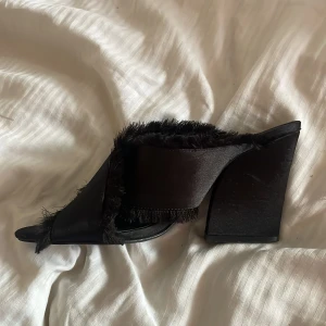 Svarta klackskor med snygg detalj - Super sköna och lätt använda klack skor ifrån Na-kd med 8/10 cm klack. Extremt lätta att gå i så känns inte nästans som sneakers. Stl39