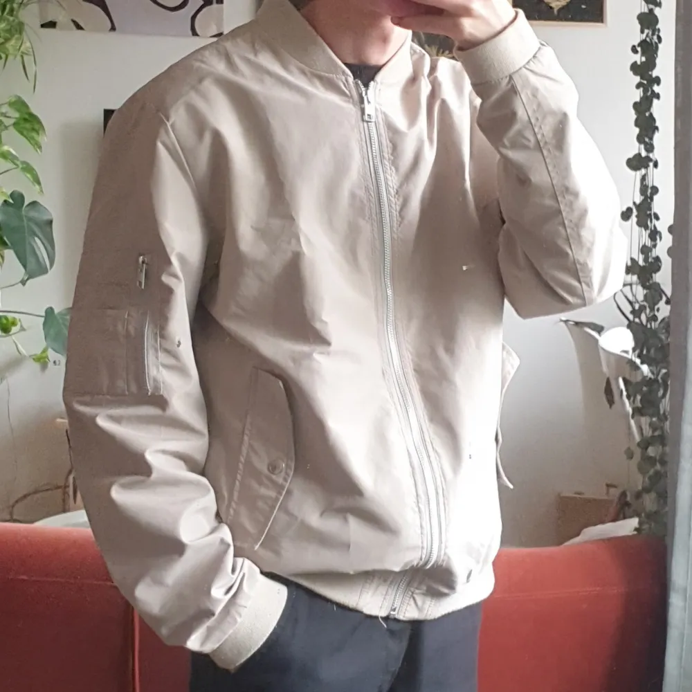 Beige bomberjacka Unisex M.  Tunn och vindtät. Passar till allt!  I princip oanvänd!  Lite oversize på mig som är 170/S. Skriv för mer exakta mått :). Jackor.