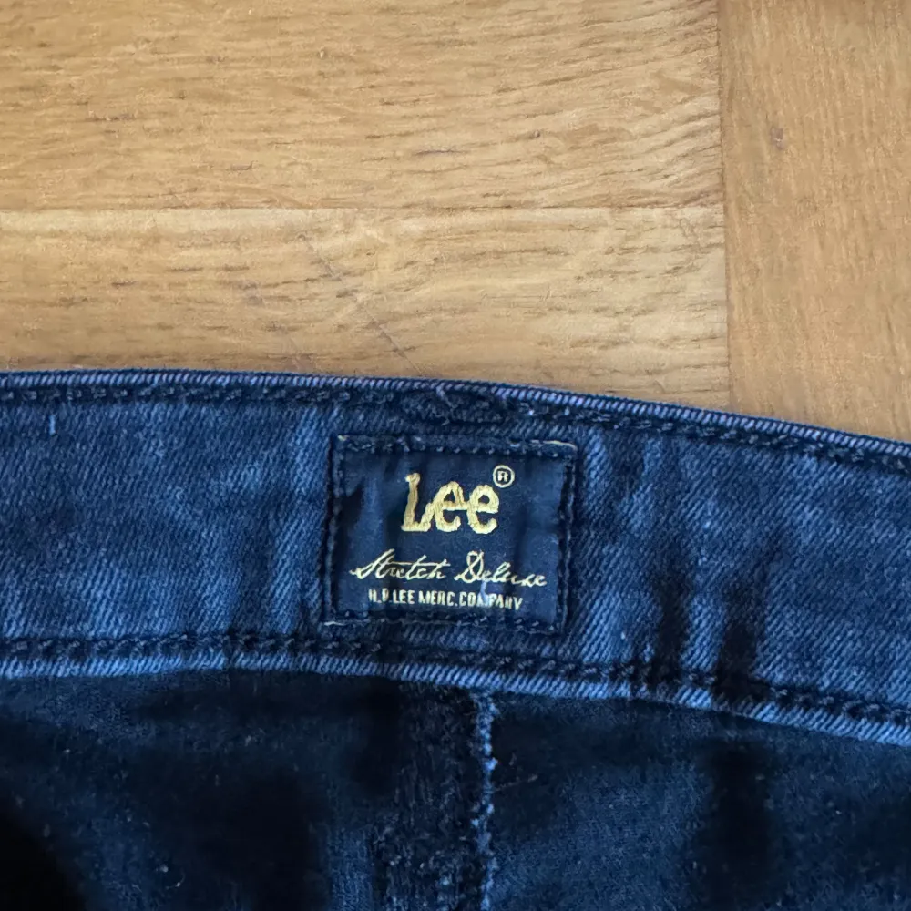 Svarta jeans från Lee i storlek 27/31. Bra skick.. Jeans & Byxor.