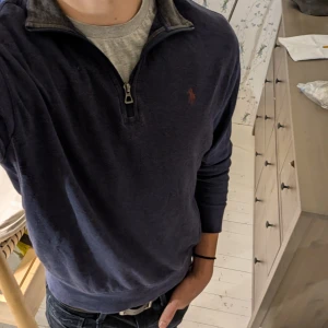 Ralph Lauren halv zip  - Jätte fint skick. Knappt använt då jag växte ur den snabbt. Det är bara att fråga ifall du har nån fråga. 
