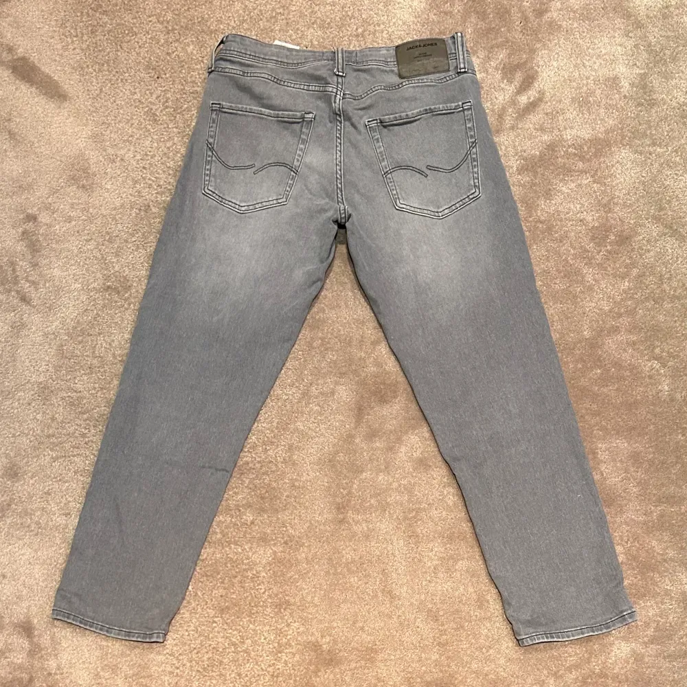 Ljusgrå Jack&jones jeans. Slim/straight modell storlek 30/30. Skriv i dm om du har frågor.. Jeans & Byxor.