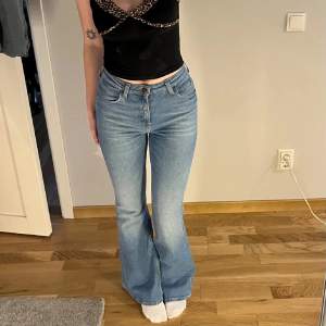 Blå Lågmidjade Lee jeans i storlek W25 L31. Byxorna är i bra skick.