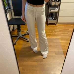Vita mjukisbyxor  - Super fina vita mjukisbyxor från lager 157 i modellen ”Ebba”, storlek M, fint skick!🤍