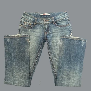 Lågmidjade jeans  - Mina absolut favorit jeans som tyvärr blivit försmå så måste säljas. På sista bilden ser ni hur de gått sönder längst ner. Priset kan sänkas vid snabb affär. Skriv vid frågor🥰