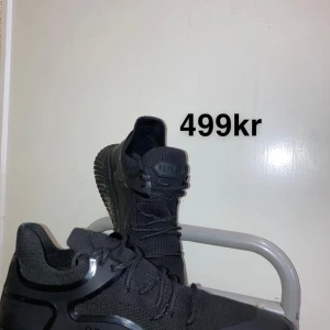 Shoes - Säler fina& skor i bra kvalitè! Storlekar: Replay shoes:(39) Klackar:(38) Rosa skor:(38) Vinterskor:(39)